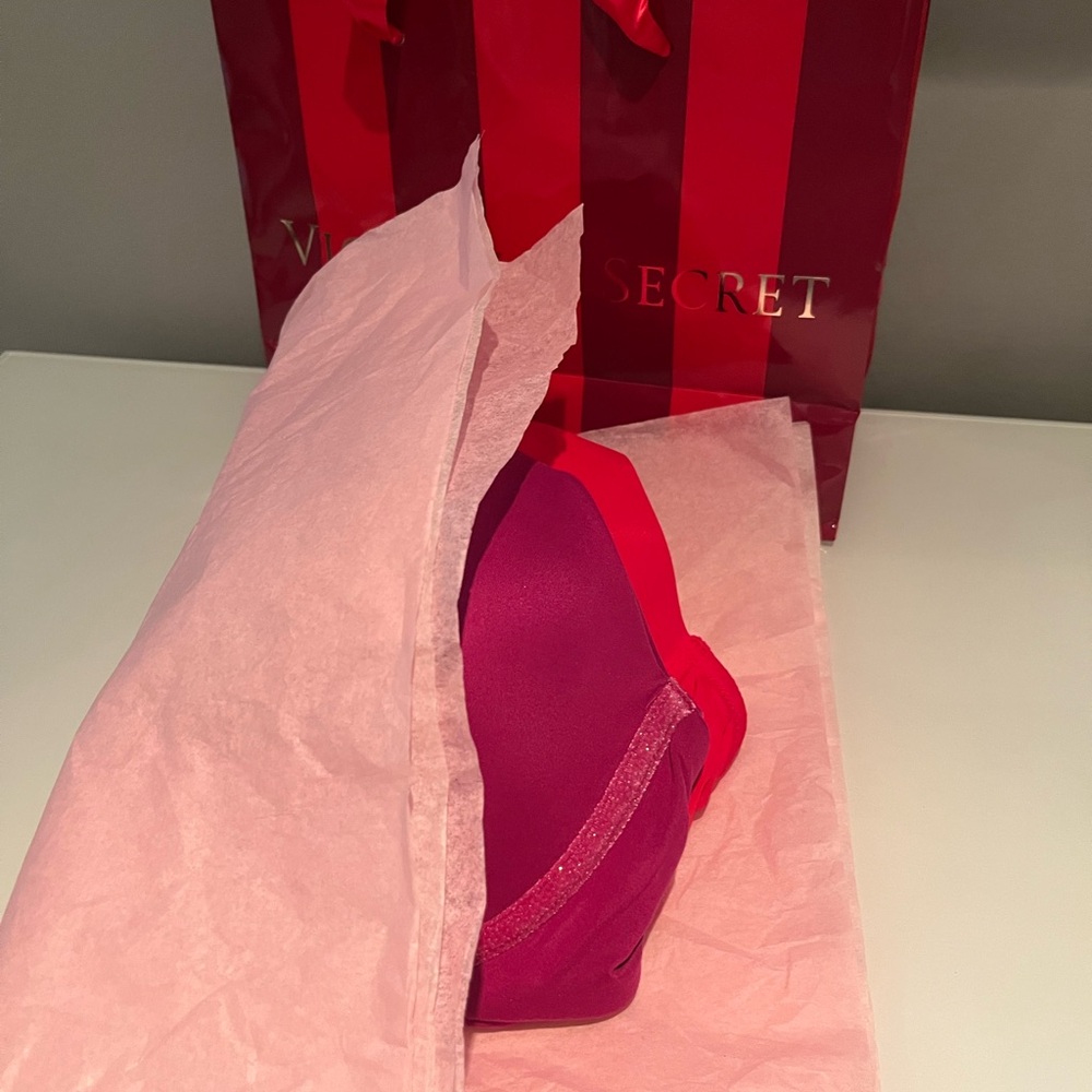 Victoria Secret Bra - Picture 3 of 15
